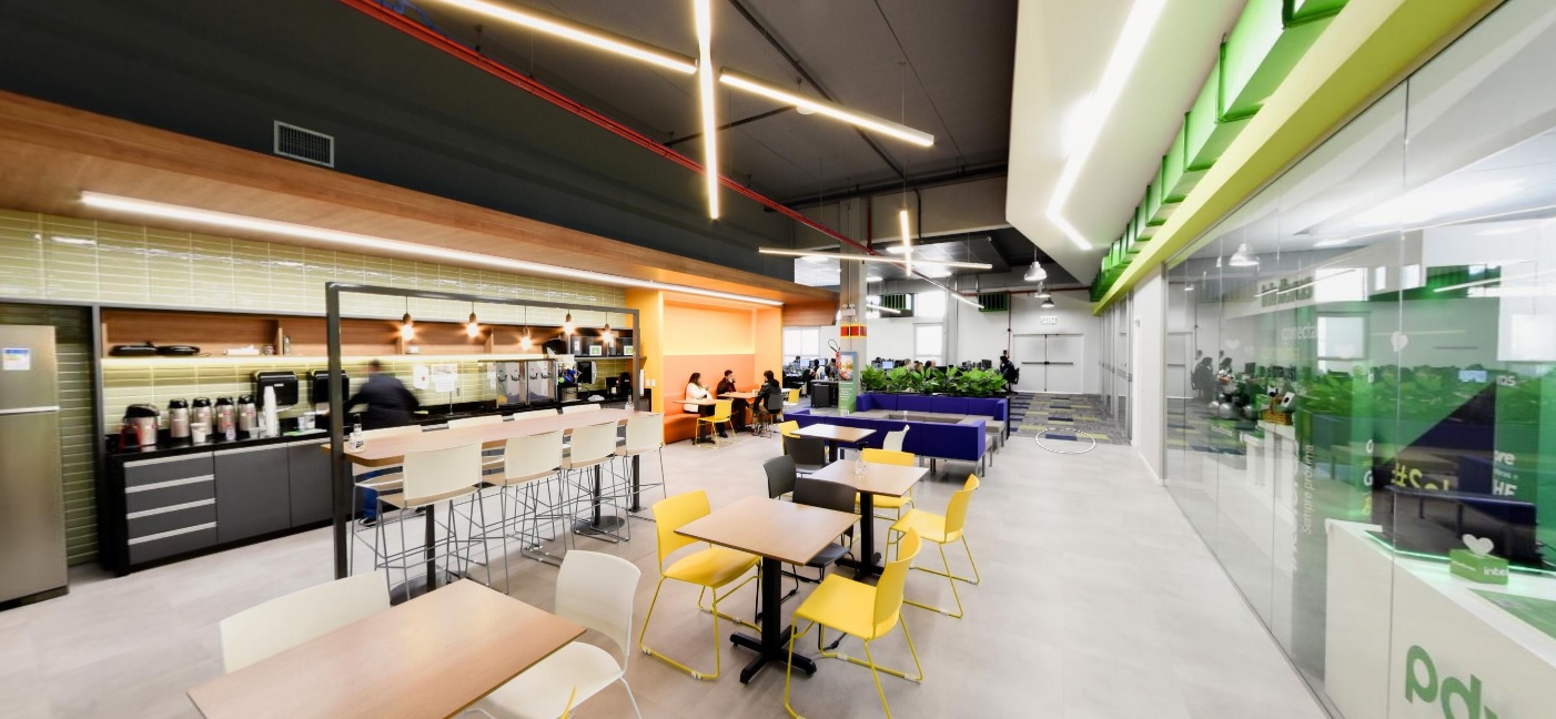 Espaço de trabalho da Intelbras.